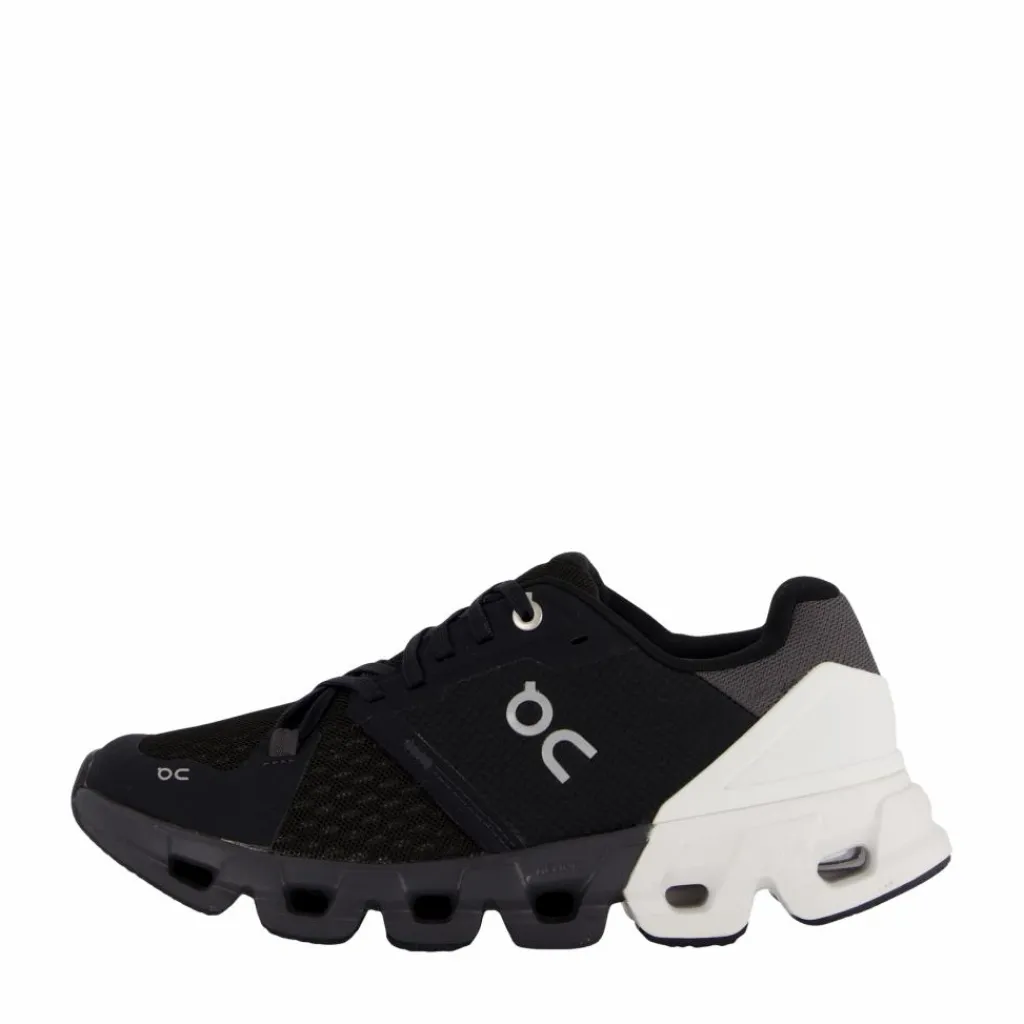 On Cloudflyer 4 Black/white* Löpning|Löparskor