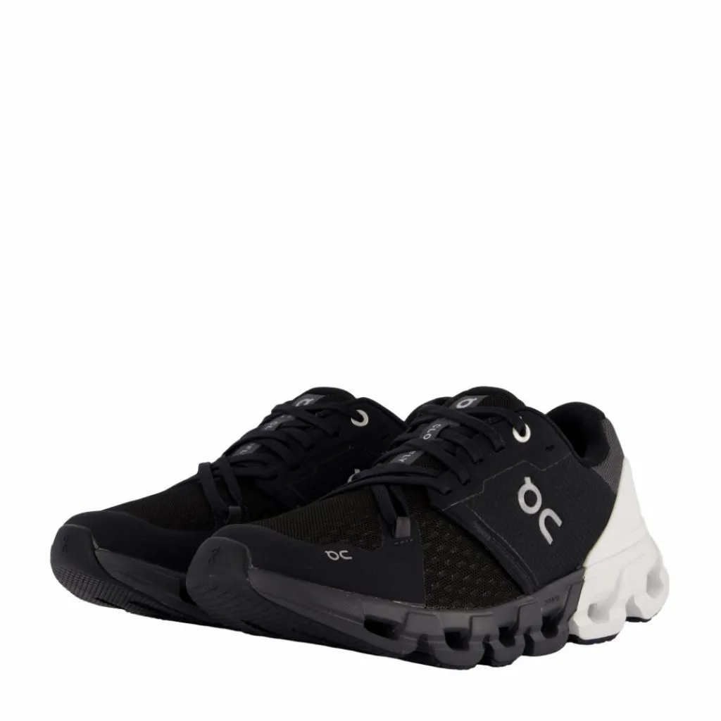 On Cloudflyer 4 Black/white* Löpning|Löparskor
