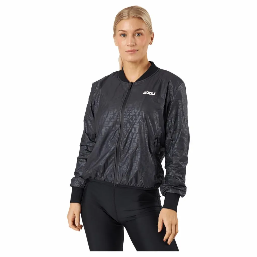 2XU Motion Bomber Jacket Embossed Monogram/white* Jackor|Löpning