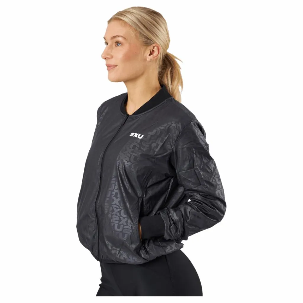 2XU Motion Bomber Jacket Embossed Monogram/white* Jackor|Löpning